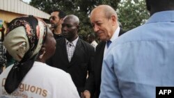 Le ministre français des Affaires étrangères, Jean-Yves Le Drian, a rencontré des habitants lors d'une visite du projet de reconstruction géré par l'ONG Acted dans le quartier de Boeing à Bangui, le 1er novembre 2018.