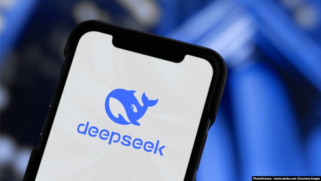 资料照片：在手机上安装的中国人工智能应用DeepSeek