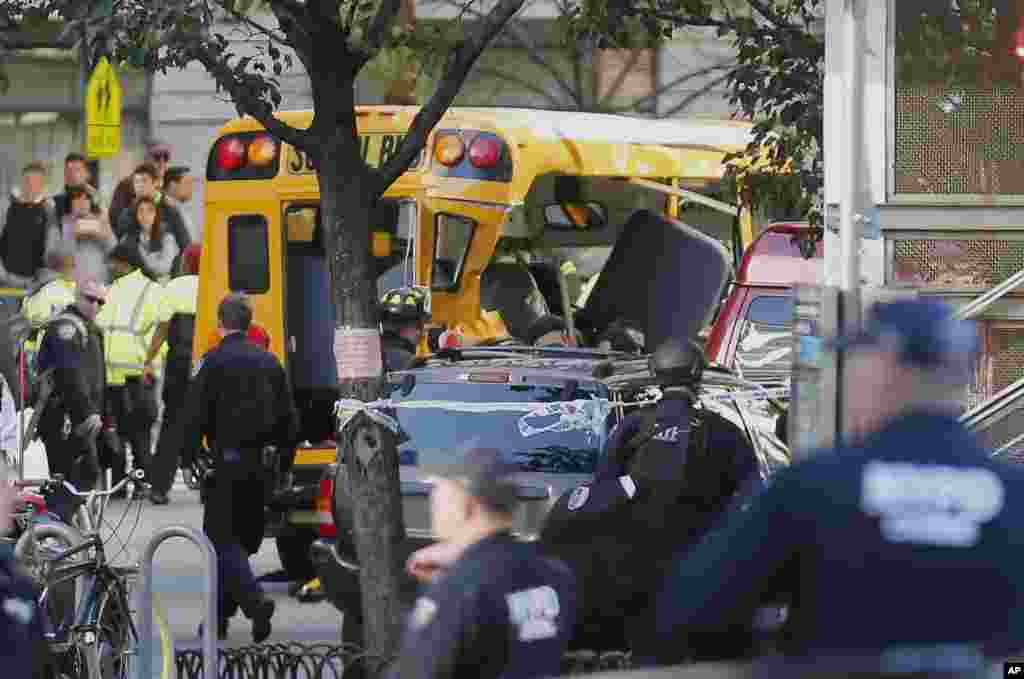 Las autoridades responden cerca de un autobús escolar dañado el martes en Nueva York. Un automovilista condujo por un concurrido carril de bicicletas cobrando la vida de al menos seis personas, este 31 de octubre de 2017. &nbsp;