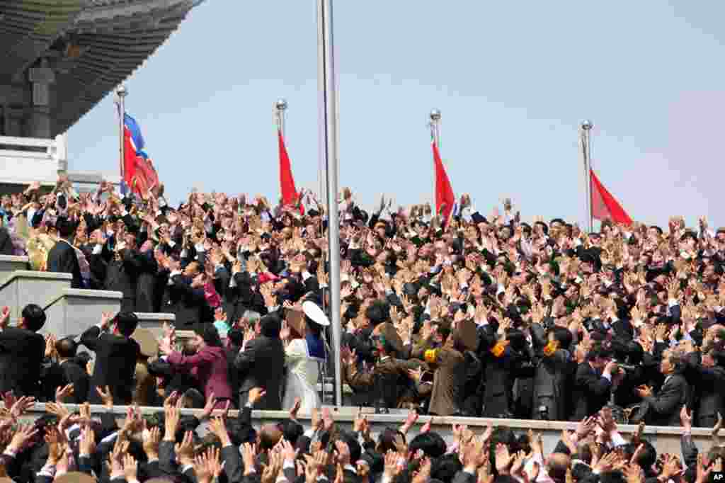 Dân chúng hoan hô nhà lãnh đạo Kim Jong Un sau cuộc diễn binh (Hình: Sungwon Baik/VOA)