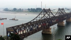 連接遼寧省丹東市和北韓新義州的中國與北韓友誼大橋。