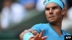 Petenis Spanyol, Rafael Nadal, mengembalikan bola ke petenis Maximilian Marterer dalam pertandingan tunggal putra babak keempat turnamen Perancis Terbuka di Paris, 4 Juni 2018.