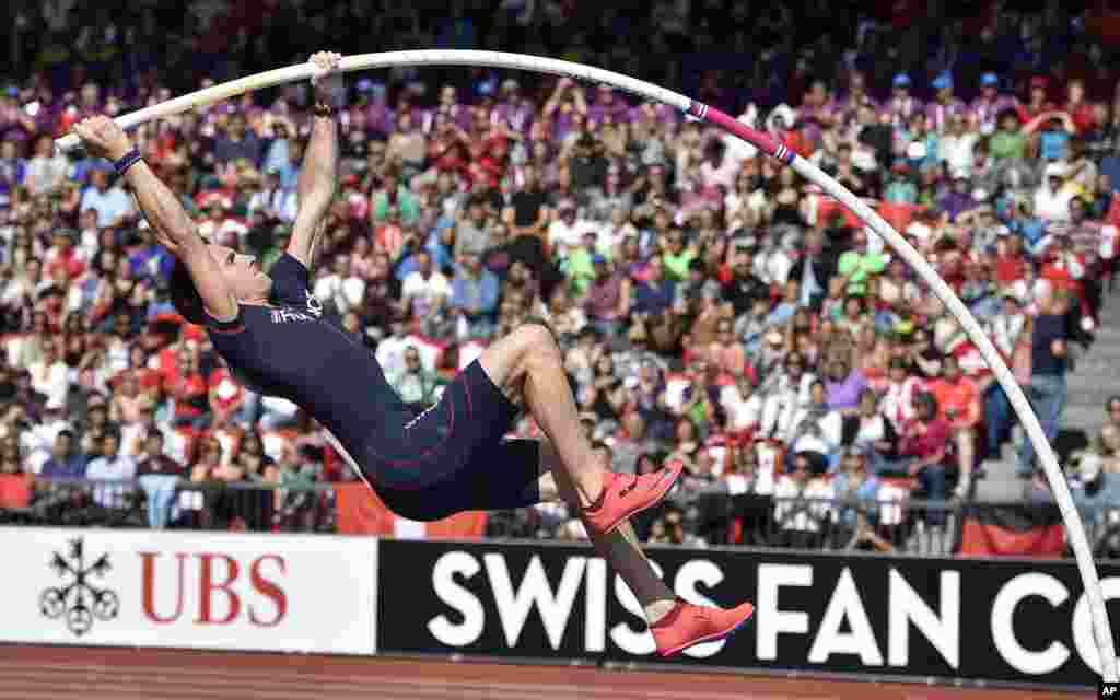 Renaud Lavillenie de la France fait une tentative de saut à la perche masculin au cours des Championnats d&#39;Europe d&#39;athlétisme à Zurich, en Suisse, le samedi 16 août 2014.