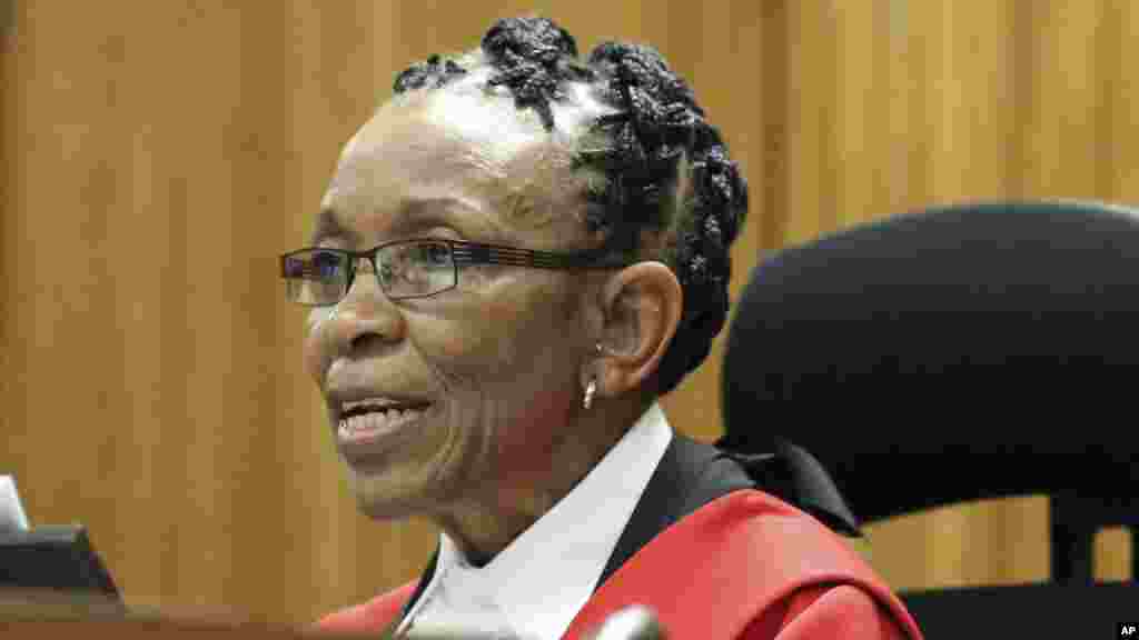 La juge de la Haute cour Thokozile Masipais prononce la sentence lors du procès d&#39;Oscar Pistorius, à Pretoria, Afrique du Sud, le 21 octobre 2014. 