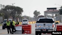 Petugas kepolisian di pos pemeriksaan setelah penembakan di pangkalan udara Angkatan Laut AS di Corpus Christi, Texas, 21 Mei 2020. (Foto: USA Today via Reuters)
