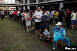 民众在台湾高雄某投票站排队等待投票