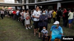Eleitores aguardam para votar em Taiwan