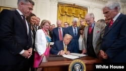 资料照片：特朗普总统将《遏制芬太尼法案》签署成法。(2025年7月16日)