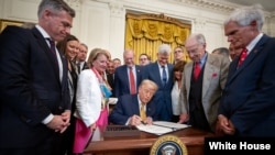 资料照片：特朗普总统将《遏制芬太尼法案》签署成法。(2025年7月16日)