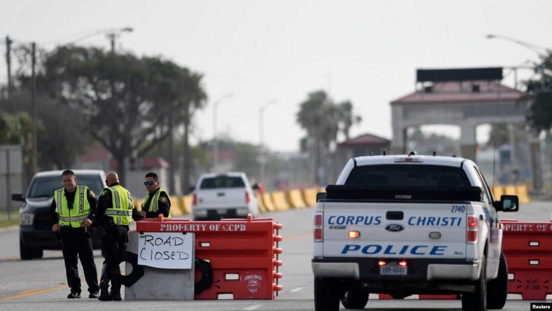 Petugas kepolisian di pos pemeriksaan setelah penembakan di pangkalan udara Angkatan Laut AS di Corpus Christi, Texas, 21 Mei 2020. (Foto: USA Today via Reuters)