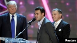 Російський співак Емін Агаларов (у центрі), його батько Арас Агаларов (справа) і Дональд Трамп (зліва). Конкурс "Міс США", Лас-Вегас, Невада 16 червня 2013 року.
