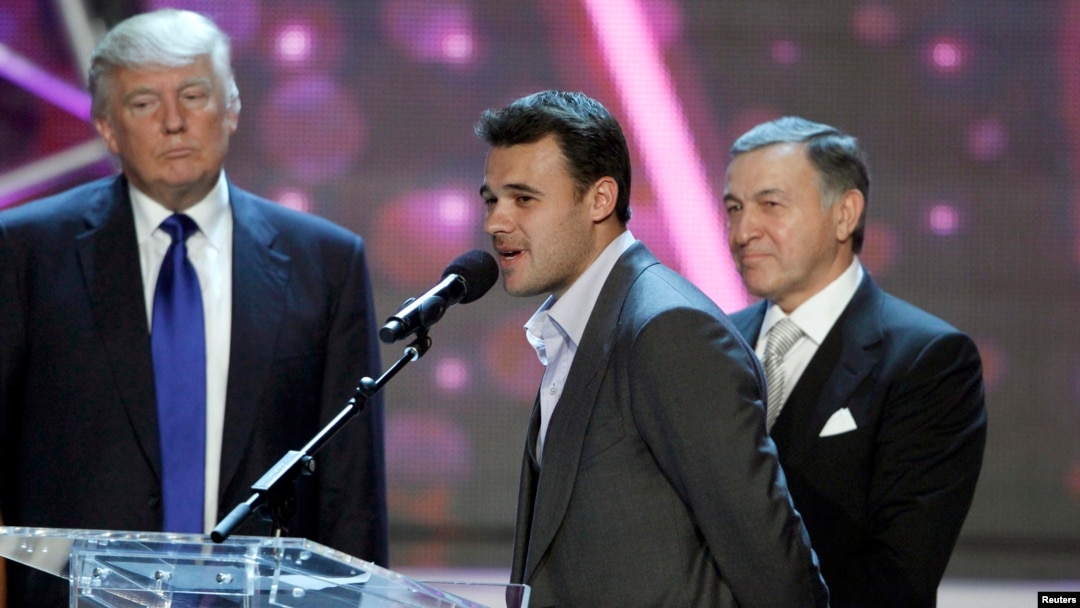 Російський співак Емін Агаларов (у центрі), його батько Арас Агаларов (справа) і Дональд Трамп (зліва). Конкурс "Міс США", Лас-Вегас, Невада 16 червня 2013 року.