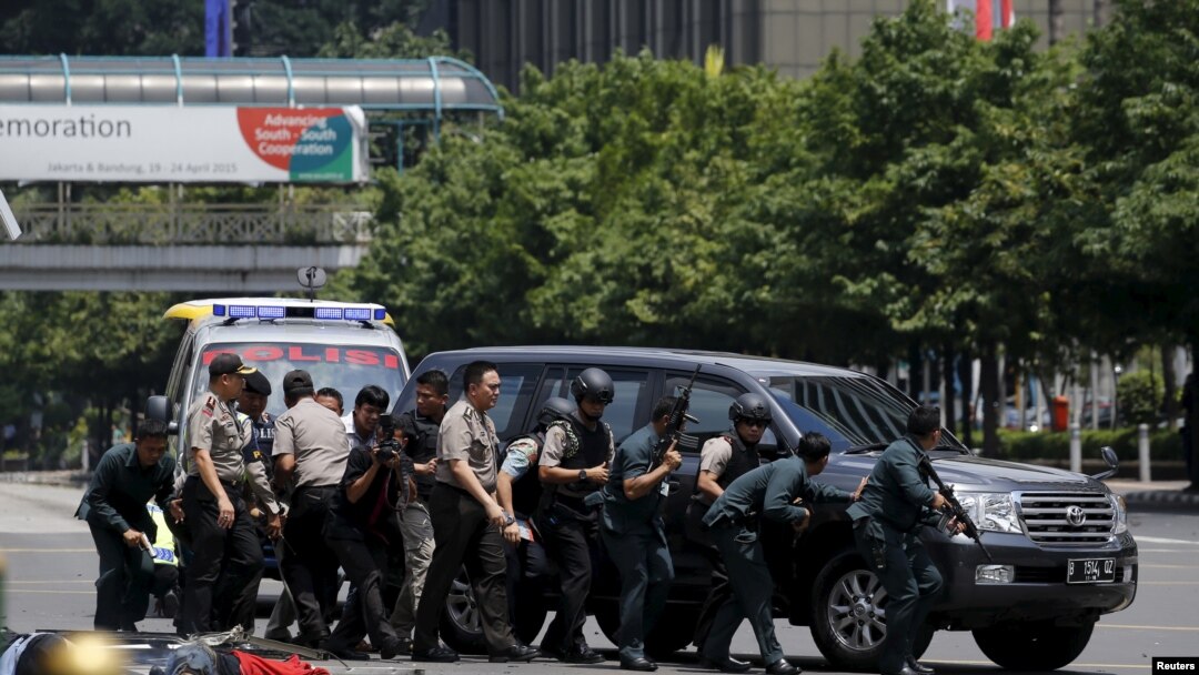 Polisi Indonesia bereaksi ke lokasi ledakan di Jakarta, Kamis siang (14/1).