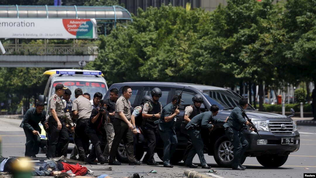 Polisi Indonesia berada di lokasi kejadian serangan dan ledakan di Jakarta, Kamis siang (14/1).