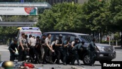 Polisi Indonesia berada di lokasi kejadian serangan dan ledakan di Jakarta, Kamis siang (14/1).