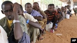 Des réfugiés nouvellement arrivés dans le camp de Dadaab, près de la frontière entre la Somalie et le Kenya, le 23 juillet 2011.