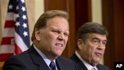 美國眾議院情報委員會主席羅杰斯（左）和情報委員會首席民主黨議員魯珀斯伯格10月8日在國會山舉行的記者會上
