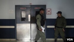 La policía resguarda el hospital de Santo Tomás en la ciudad de Panamá, donde el ex general se encuentra internado.