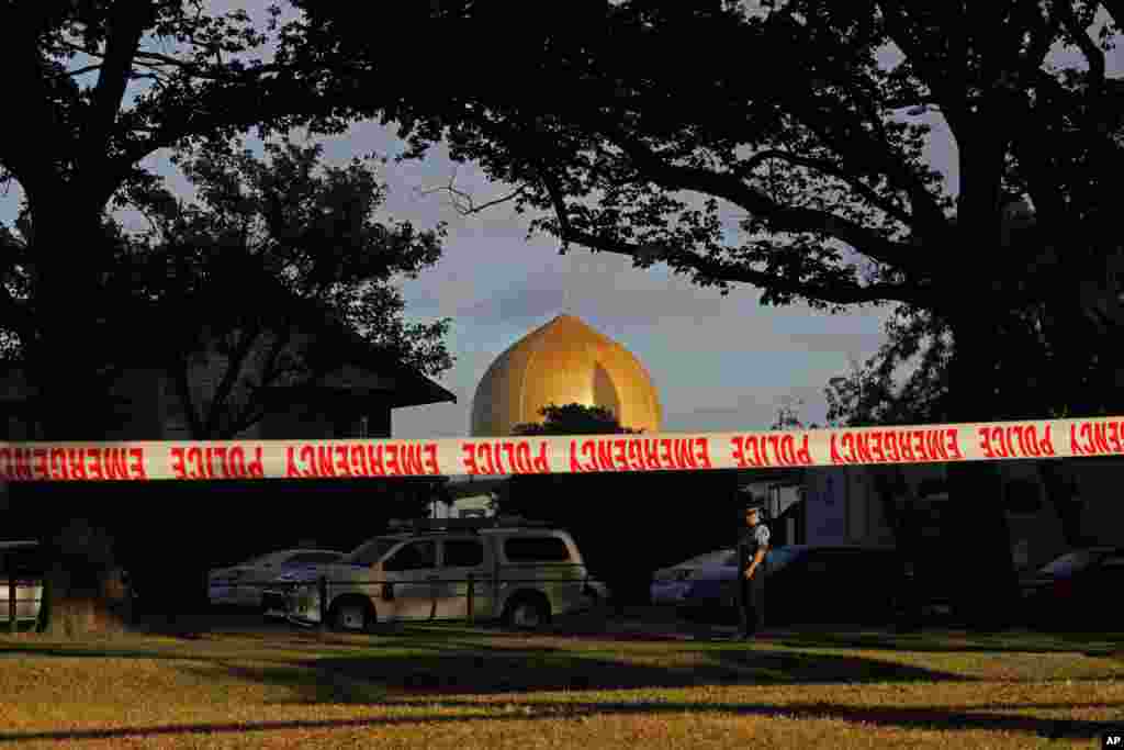 총격 테러 사건이 발생한 뉴질랜드 크라이스트처치 이슬람 사원 두 곳 중 하나인 알 누르 사원에서 경찰이 보초를 서고 있다.