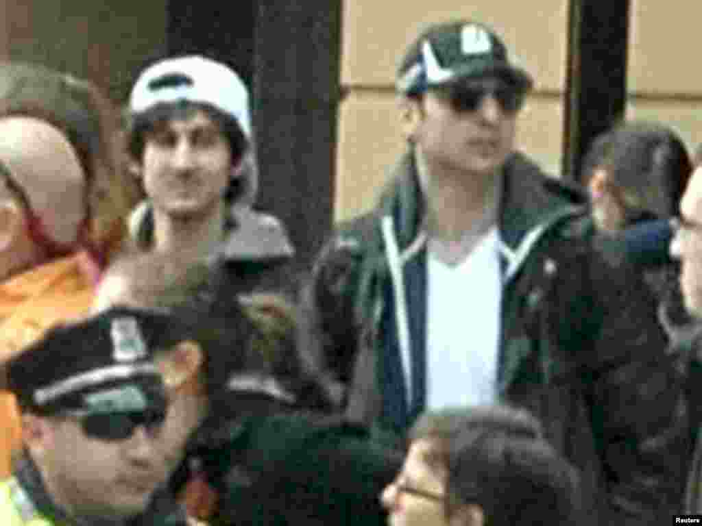 En esta foto revelada por el FBI aparecen los dos sospechosos. El de gorra negra identificado como Tamerlan Tsarnaev muri&oacute; durante el enfrentamiento con la polic&iacute;a. El de gorra blanca, Dzhokhar A. Tsarnaev sigue pr&oacute;fugo y las autoridades han iniciado una gigantesca cacer&iacute;a en Boston.