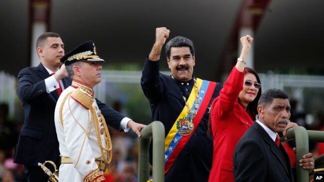Durante el desfile militar por el Día de la Independencia de Venezuela, el presidente Nicolás Maduro dijo que no será cómplice de esos hechos violentos y pidió que se investiguen para llegar a la verdad.