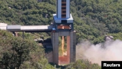 김정은 북한 국무위원장이 서해위성발사장을 방문해 '신형 정지위성 운반 로켓용 대출력 엔진'의 지상 분출 시험을 지도했다고 조선중앙통신이 20일 보도했다.