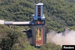 김정은 북한 국무위원장이 서해위성발사장을 방문해 '신형 정지위성 운반 로켓용 대출력 엔진'의 지상 분출 시험을 지도했다고 조선중앙통신이 20일 보도했다.