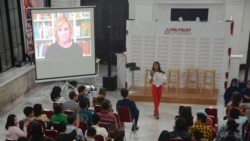 Pendiri 'Grammar Table' Ellen Jovin memberikan seminar secara virtual dari New York di depan ratusan peserta Polyglot Indonesia (courtesy: Polyglot Indonesia).