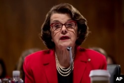 ສະມາຊິກສະພາສູງ ທ່ານນາງ Dianne Feinstein, ສັງກັດພັກ Democrats ຈາກລັດ California. ທີ່ໃຫ້ຄຳຖະແຫຼງການໃນລັດຖະສະພາ, 31 ກຸມພາ, 2017.