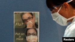 Seorang perawat mengenakan masker dan kacamata pelindung di klinik flu di pinggiran Kota Melbourne, 12 Juni 2009. (Foto: Reuters)
