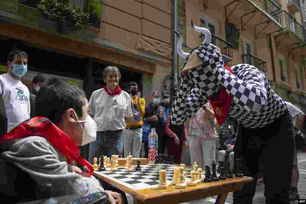 People play chess in Estafeta street in Pamplona, Spain, during the &quot;Chess Run&quot; competition.