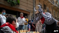 پیمپولنا کی ایک گلی میں لوگ شطرنج کھیل رہے ہیں۔ 14 جوکائی 2021 (تصویر اے ایف پی)