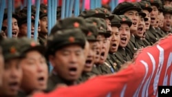 지난 10일 북한 평양에서 열린 7차 노동당 대회 경축 군중집회 군사행진에서 군인들이 구호를 외치고 있다.