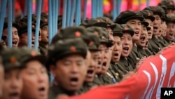 지난 10일 북한 평양에서 열린 7차 노동당 대회 경축 군중집회에서 군인들이 행진하고 있다.