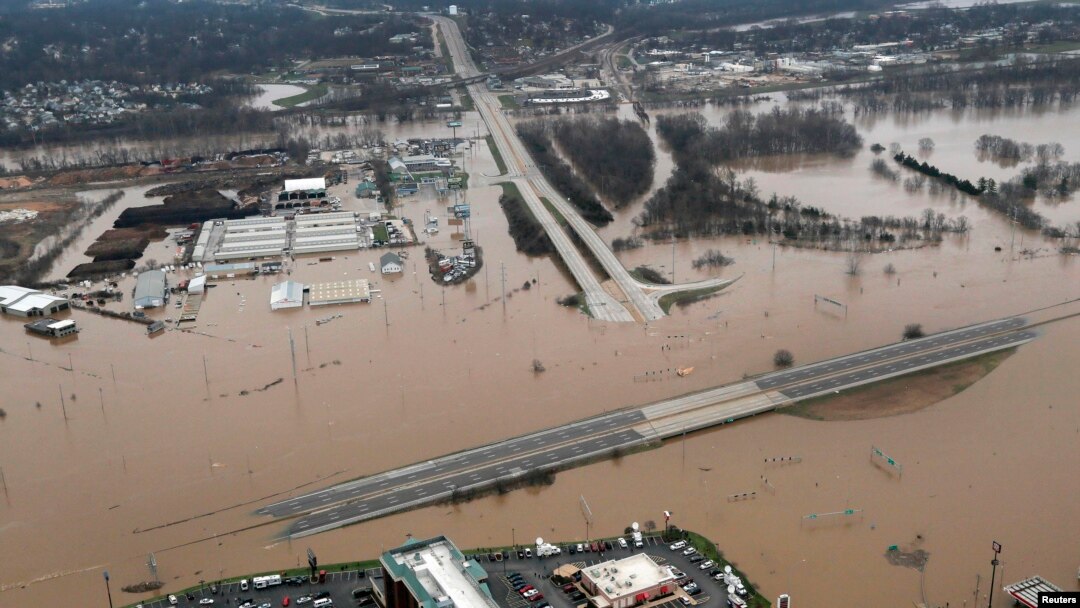 Pemandangan dari udara dari helikopter UH-60 Black Hawk Garda Nasional Missouri menunjukkan dampak banjir di Pasifik, Missouri, 30 Desember 2015. 