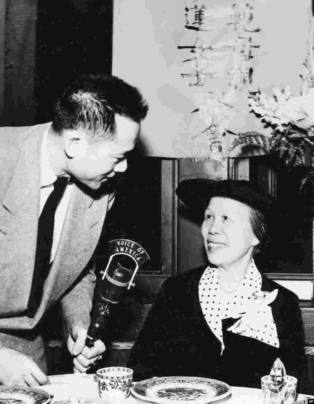 老照片回顾：美国之音中文广播70年