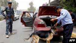 Cảnh sát Iraq kiểm tra 1 chiếc xe tại một trạm kiểm soát ở Baghdad, Iraq