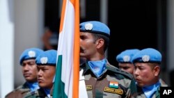 Pasukan penjaga perdamaian dari 41 negara bagian dari Pasukan Sementara PBB di Lebanon (UNIFIL) dalam sebuah upacara di markas misi PBB di Naqoura, Lebanon, 19 Maret 2018. (Foto: Hassan Ammar/AP)