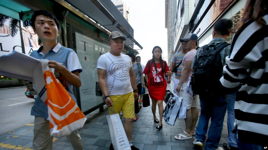 中国大陆游客在香港采购。（美联社资料图）(photo:VOA)