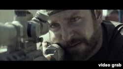 Aktor Bradley Cooper berperan sebagai Chris Kyle, tokoh utama dalam film 'American Sniper' (foto: dok).