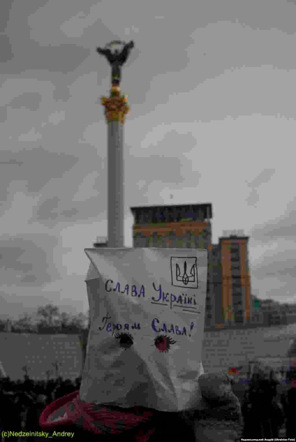 Хода з пакетами на голові під супровід оркестру