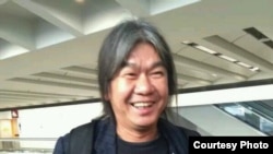 身穿天安门目前T恤的立法会议员梁国雄在机场(推特图片)
