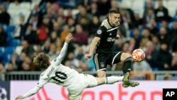 Luka Modric tacle Hakim Ziyech lors d'un match entre le Real Madrid et l'Ajax Amsterdam, Espagne, le 5 mars 2019 (AP Photo/Bernat...