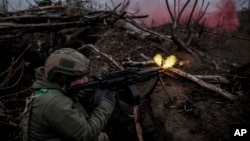 En la fotografía proporcionada por el servicio de prensa de la 24ta Brigada Mecanizada de Ucrania, un soldado mejora sus habilidades tácticas en el campo de entrenamiento de la región de Donetsk, Ucrania, el viernes 29 de noviembre de 2024.