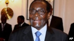 Seorang penghibur memasukkan kepalanya di antara mulut buaya di kebun binatang Sriracha di provinsi Chonburi, Thailand.