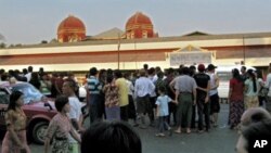 People wait for their relatives in front of an emergency department at Rangoon General Hospital in Rangoon, Burma, 15 Apr 2010