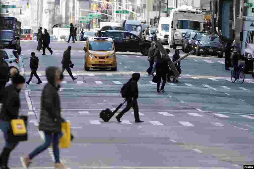 Varias universidades, entre ella Columbia University y New York University, dijeron a sus estudiantes que se vayan a casa y que las clases serán temporalmente por internet.