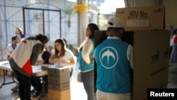 Un hombre emite su voto durante las elecciones presidenciales en San Salvador, El Salvador, 3 de febrero de 2019.