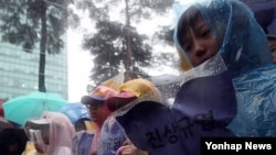 지난 15일 서울 일본대사관 앞에서 열린 일본군 '위안부' 문제 해결을 위한 정기수요집회에 참석한 학생들.