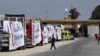 Truk Bulan Sabit Merah Mesir yang memuat bantuan mengantre di luar perbatasan Rafah dengan Jalur Gaza Palestina pada 23 Maret 2024. (Foto: AFP)